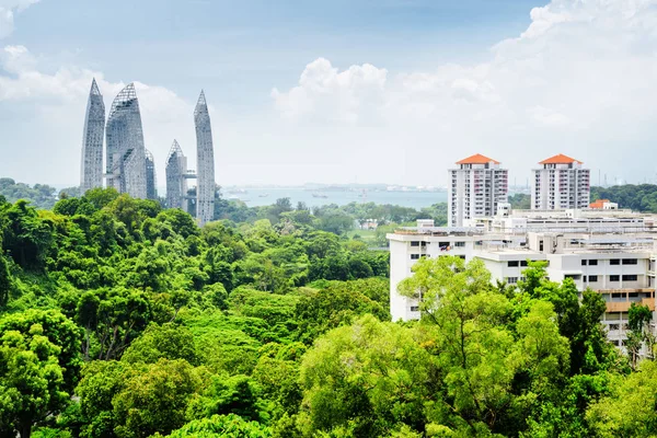 Krásné panorama v Singapuru. Mrakodrapy mezi zelenými stromy — Stock fotografie