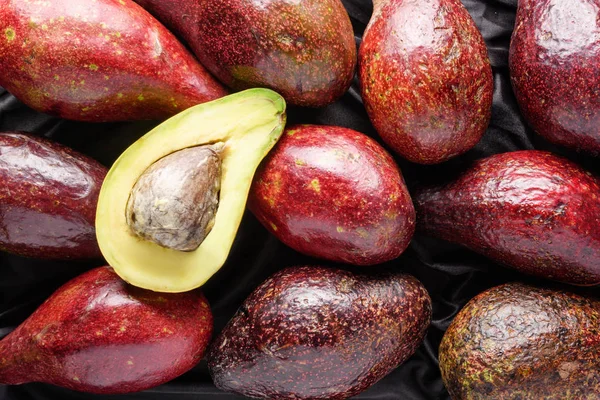 Nahaufnahme von frischen reifen Avocados auf dunklem Hintergrund — Stockfoto