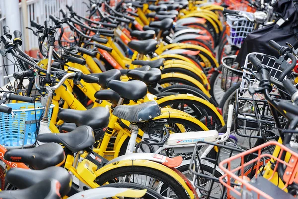 Filas de bicicletas de alquiler público, China. Sistema de bicicletas compartidas — Foto de Stock