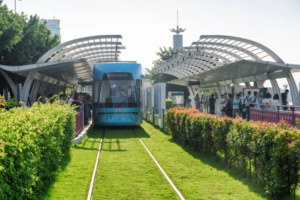 Nástup do tramvaje. Guangzhou tramvaje jsou populární mezi turisty — Stock fotografie