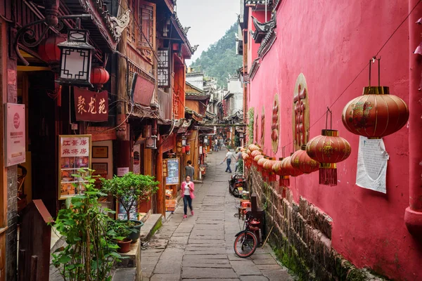 Increíble calle estrecha de Phoenix Ancient Town (Fenghuang), China — Foto de Stock
