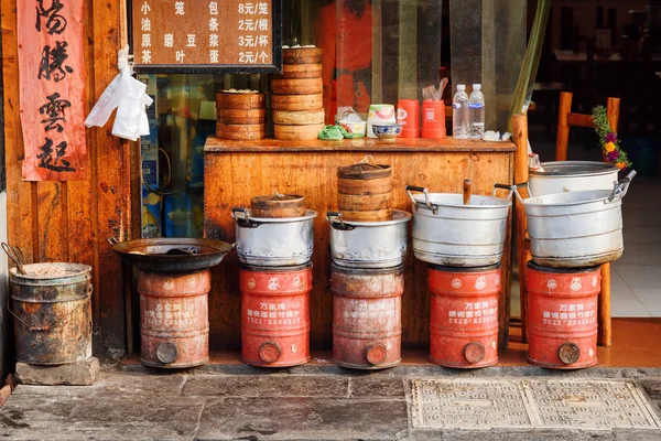 Row of cooking pots and Dim Sum baskets outside restaurant — Stock Photo, Image