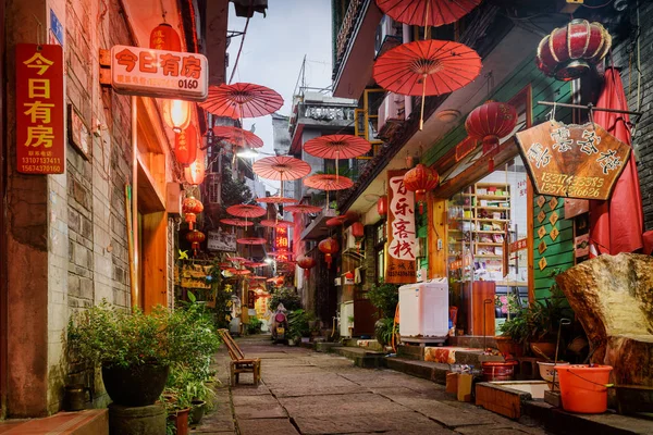 Calle decorada con sombrillas chinas tradicionales, Fenghuang — Foto de Stock