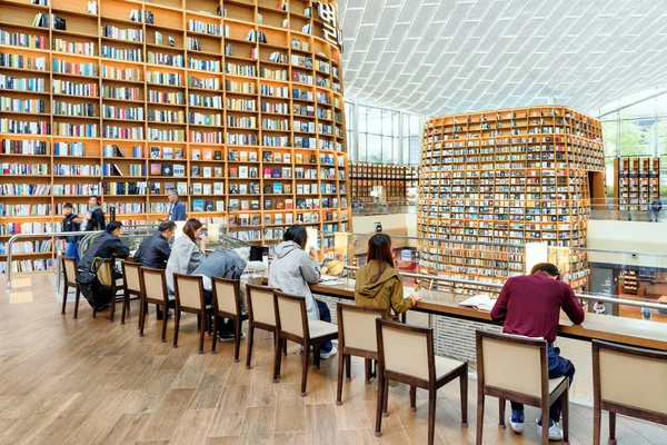 Visitantes en el área de lectura de la Biblioteca Starfield. Seúl. — Foto de Stock