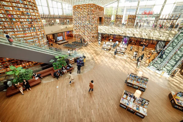 Vista superior del área de lectura de la Biblioteca Starfield, Seúl — Foto de Stock