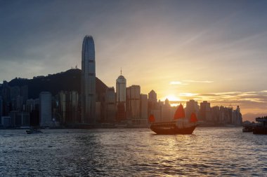 Hong Kong Adası manzarası gün batımında. Şehir içinde gökdelenler