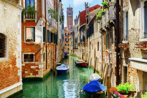 Rio di San Cassiano Canal com barcos, Veneza, Itália — Fotografia de Stock