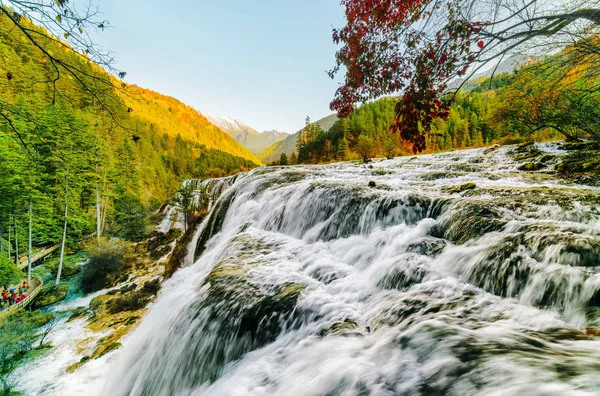 Güzel manzara dağlar arasında Pearl sürüler şelale