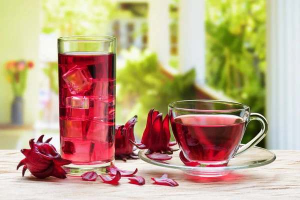 Tasse de thé hibiscus chaud et la même boisson froide — Photo