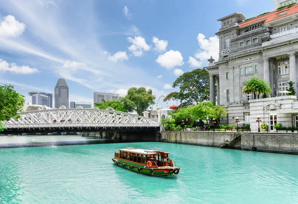 沿新加坡河航行的旅游船景观观 — 图库照片