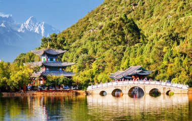 Suocui köprünün diğer tarafında siyah Ejder Havuzu, Lijiang, Çin