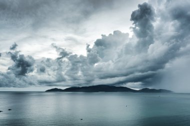 Dramatik fırtınalı gökyüzü ile doğal deniz manzarası. Nha Trang Bay, Vietnam