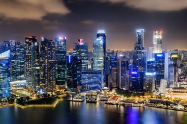 Singapur şehir, gökdelenlerin renkli gece görünümü