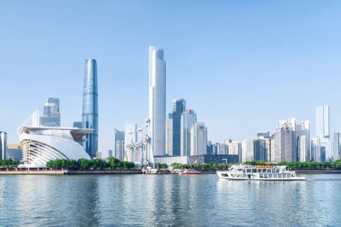 Turist tekne yelken Guangzhou Pearl Nehri boyunca beyaz