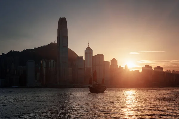 Прекрасний вид на горизонт острова Гонконг на заході сонця — стокове фото