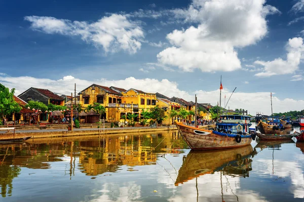 Barche di legno sul fiume Thu Bon, Hoi An (Hoian), Vietnam — Foto Stock