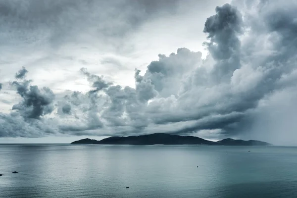 Malebná krajina s dramatickým zamračenou oblohou. Zátoka v Nha Trangu, Vietnam — Stock fotografie