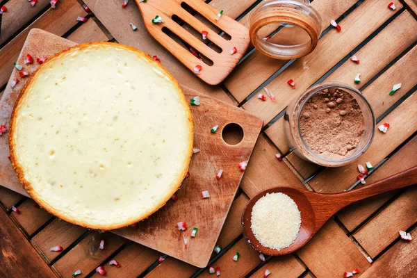 Vista superior de delicioso pastel de queso recién horneado en tablero de madera —  Fotos de Stock