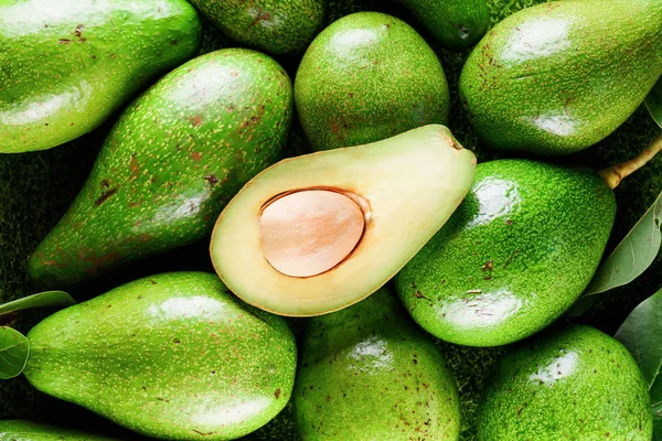 Bovenaanzicht van verse rijpe groene avocado's. Gezonde eco voedsel — Stockfoto