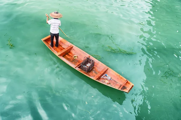 Fantastiska ovanifrån av asiatiska båtkarl i traditionella bambu hatt — Stockfoto