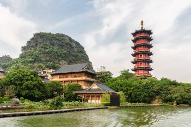 Guilin, Çin'Mulong gölün doğal kırmızı pagoda