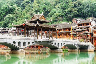 Köprü ve Fenghuang geleneksel Çin nehir binalarda
