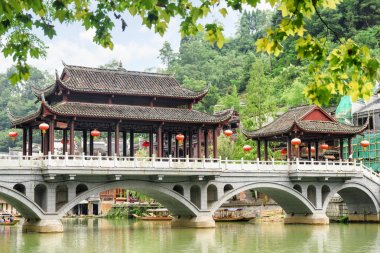 Tuojiang River Phoenix antik kenti üzerinde köprü görünümü