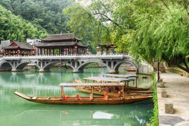 Tuojiang Nehri, Fenghuang, Çin üzerinde park edilmiş ahşap tekneler