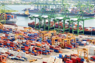 Kargo gemileri ve Portal vinçler Singapur bağlantı noktası