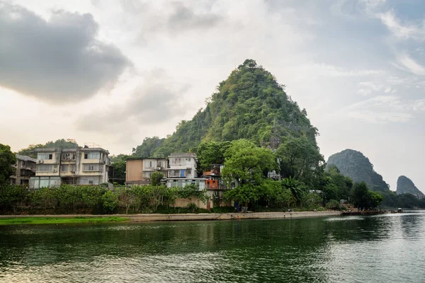 Γραφική καρστικών δασώδη βουνά και τον ποταμό Li σε Guilin — Φωτογραφία Αρχείου