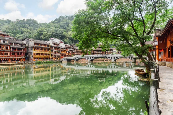 Traditional Chinese buildings reflected in water, Fenghuang — Stock Photo, Image