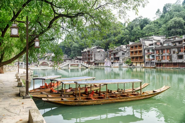 Parked wooden tourist boats on the Tuojiang River, Fenghuang — Stock Photo, Image