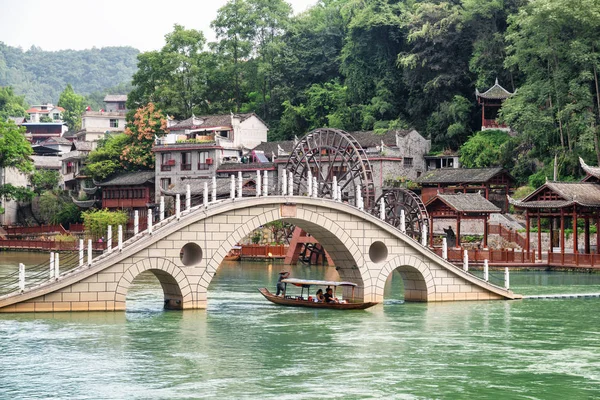 Amazing bridge over the Tuojiang River in Phoenix Ancient Town — Stock Photo, Image