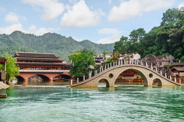 Aussichtsreiche Brücken über den Tuojiang Fluss in Phönix antike Stadt — Stockfoto