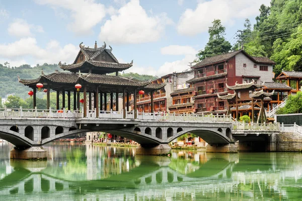 Schöner blick auf malerische brücke in phönix antike stadt, china — Stockfoto