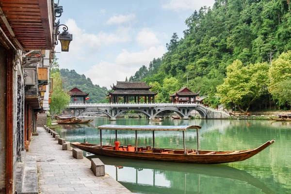 Barco turístico de madeira estacionado no rio Tuojiang, Fenghuang — Fotografia de Stock