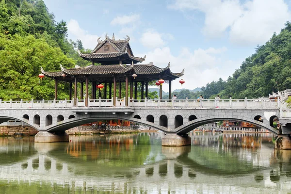 Θέα καταπληκτική γέφυρα στην αρχαία πόλη του Φοίνιξ, Κίνα — Φωτογραφία Αρχείου