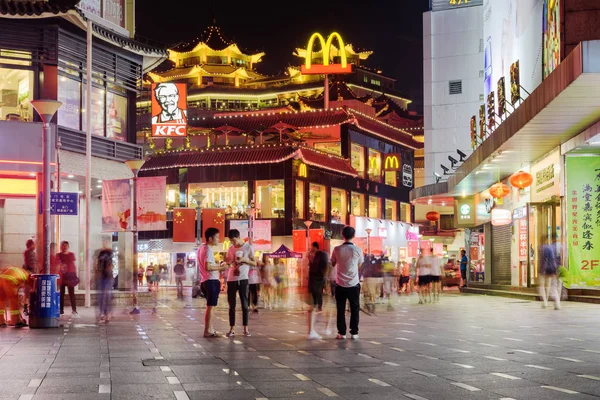 Dongmen Pedestrian Street, Šen-čen. Nákupní a turistické oblasti — Stock fotografie