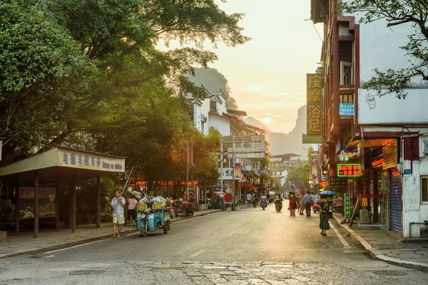 Vista panorámica de una calle en el condado de Yangshuo al atardecer — Foto de Stock