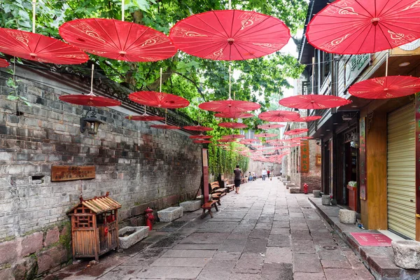 Çin kırmızı şemsiye, Fenghuang ile dekore edilmiş sokak — Stok fotoğraf