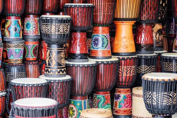 Vackra färgglada rader av trä djembe trummor souvenirbutik — Stockfoto