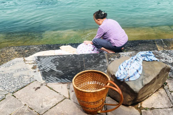 Tuojiang Nehri'nde çamaşır eski Çinli kadın — Stok fotoğraf
