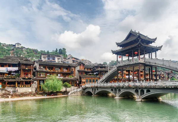 Ponte panoramico sul fiume Tuojiang, Phoenix Ancient Town — Foto Stock