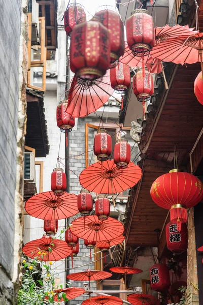 Faroles y paraguas rojos chinos tradicionales, Fenghuang — Foto de Stock