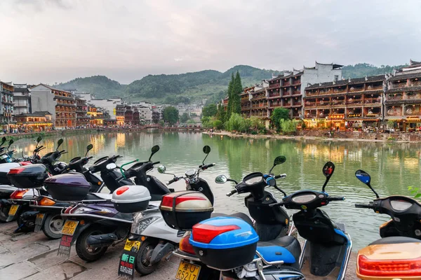 Večerní pohled čínské řeky budov odráží ve vodě — Stock fotografie