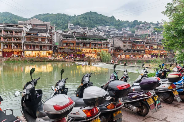 Zaparkované motocykly na nábřeží řeky Tuojiang, Fenghuang — Stock fotografie