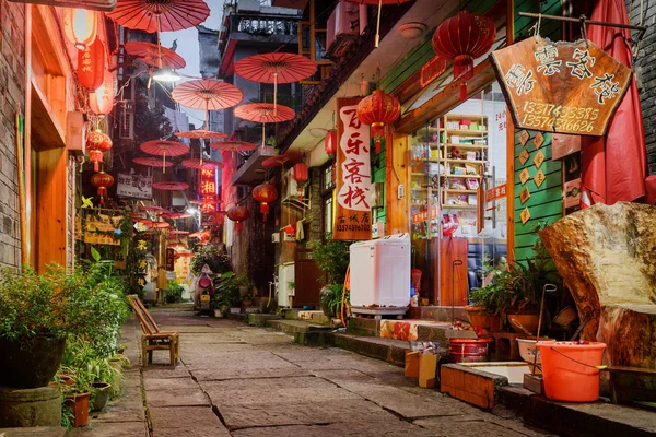 Mooie smalle straat van Phoenix oude stad (Fenghuang), China — Stockfoto