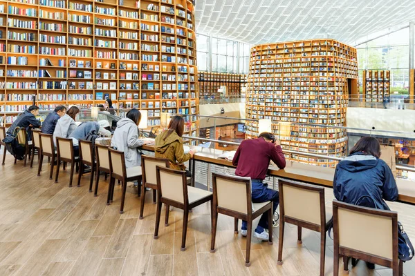 Visitantes en el área de lectura de la Biblioteca Starfield, Seúl — Foto de Stock