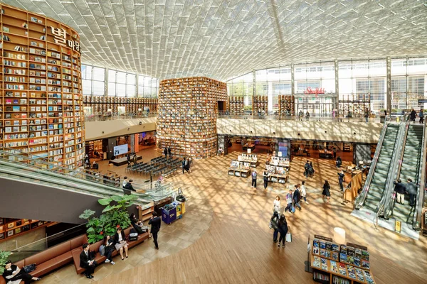 Vista del área de lectura de la Biblioteca Starfield con estanterías enormes — Foto de Stock