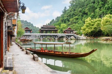Tuojiang Nehri üzerinde tekne park edilmiş ahşap turist. Fenghuang